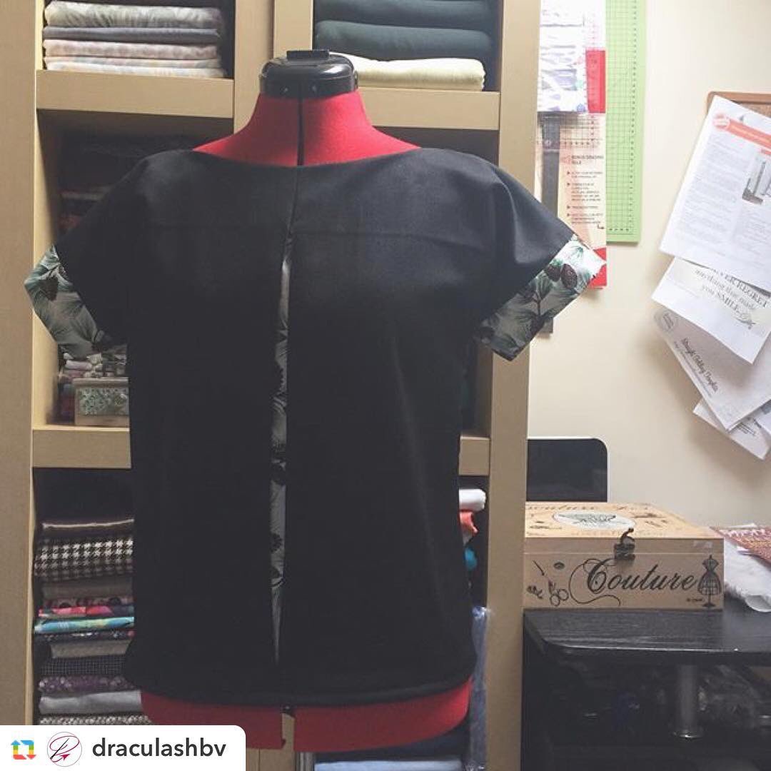 sewnowmag's tweet photo. Wow look at @draculashbv version of our @simplesewpatterns #sewingdaily #sewing #sewnowmag #sew #sewingstyle #sewyourway #abakhan #top https://t.co/Vj6t2klRS0