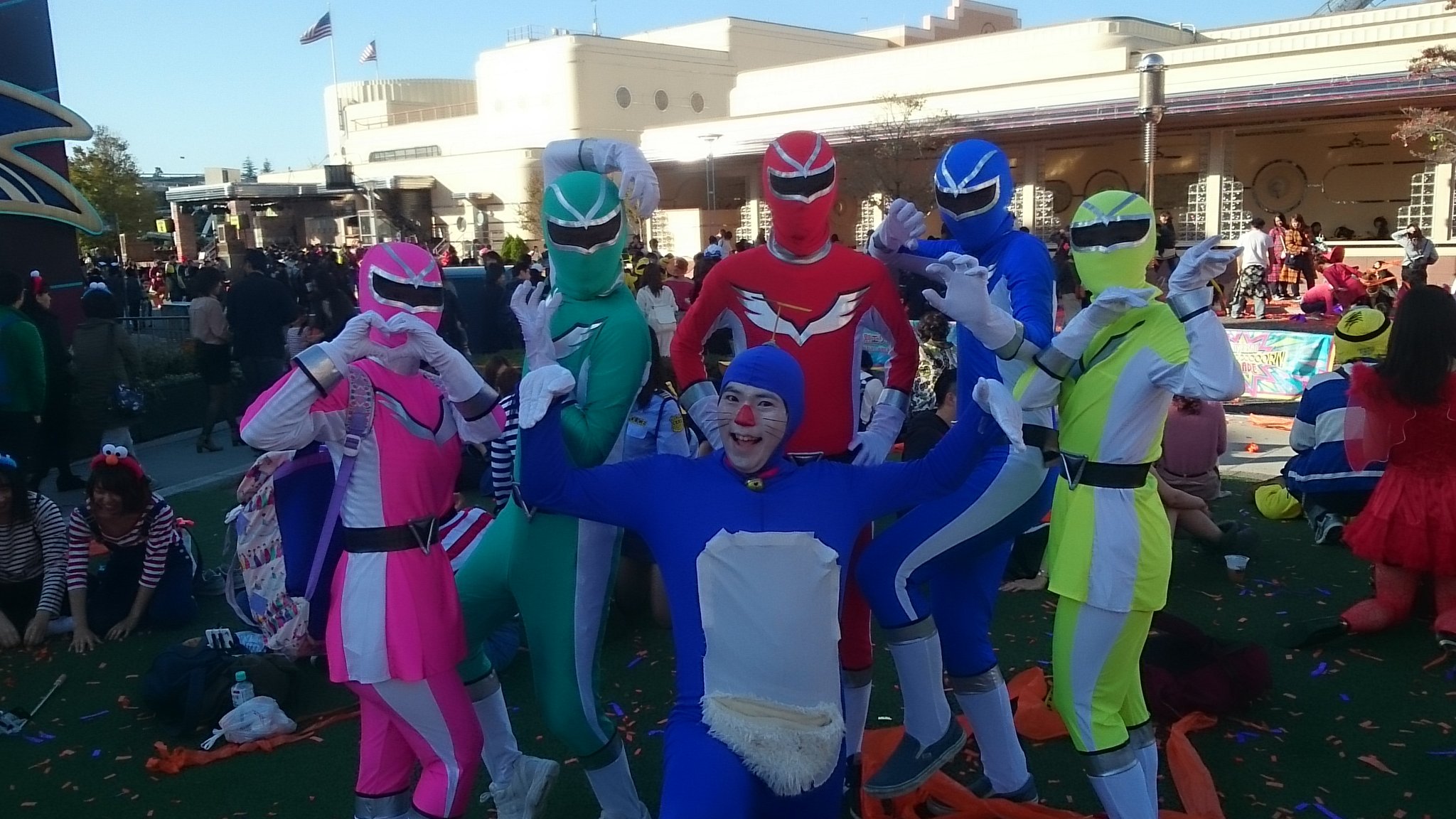 サッサン 333 ユニバにドラえもんで行ってみた ヾ ノ のび太くん達 しずかちゃん達 ゴレンジャー達 カップヌードル達ｗｗ カップヌードルは醤油味でしたｗｗ ユニバ ドラえもん 仮装で熱狂