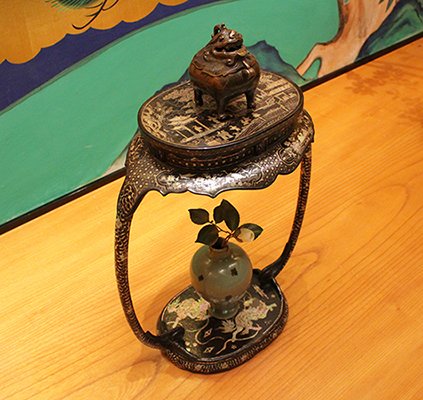 おはようございます！今日は、獅子の形の香炉をご紹介。なんだか