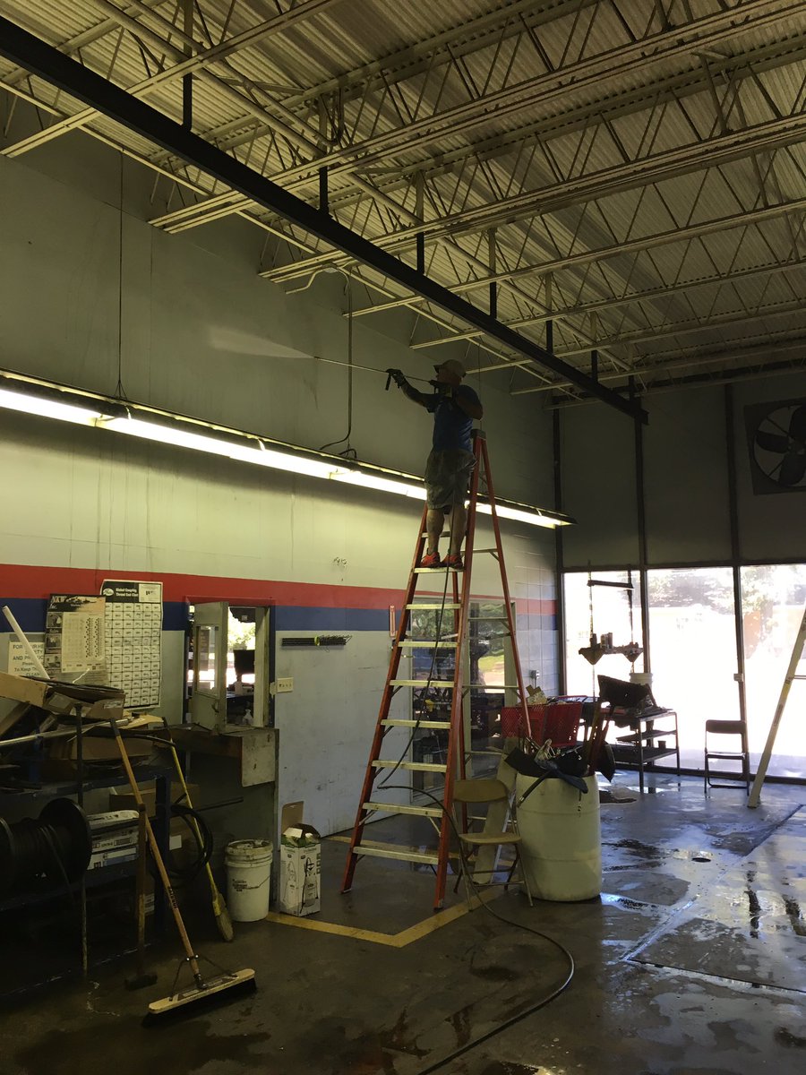 BraveCleanup's tweet image. 💪Power washing on a commercial job. bravecleanup.com