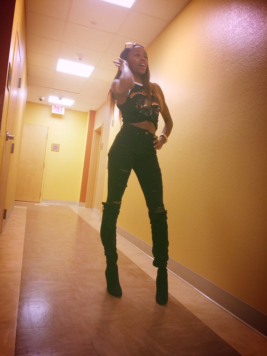 leece___'s tweet photo. When you literally have legs for days lol. 💃🏾 #ASUHC2k16 https://t.co/aL1BOodyck