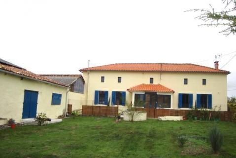 1st4FrenchProp's tweet image. Property in #Montguyon, #Poitou_Charentes, 199,500 euros  £178,193: Ref: PI20036LW; Renovated house in a quiet… dlvr.it/MWcvF4