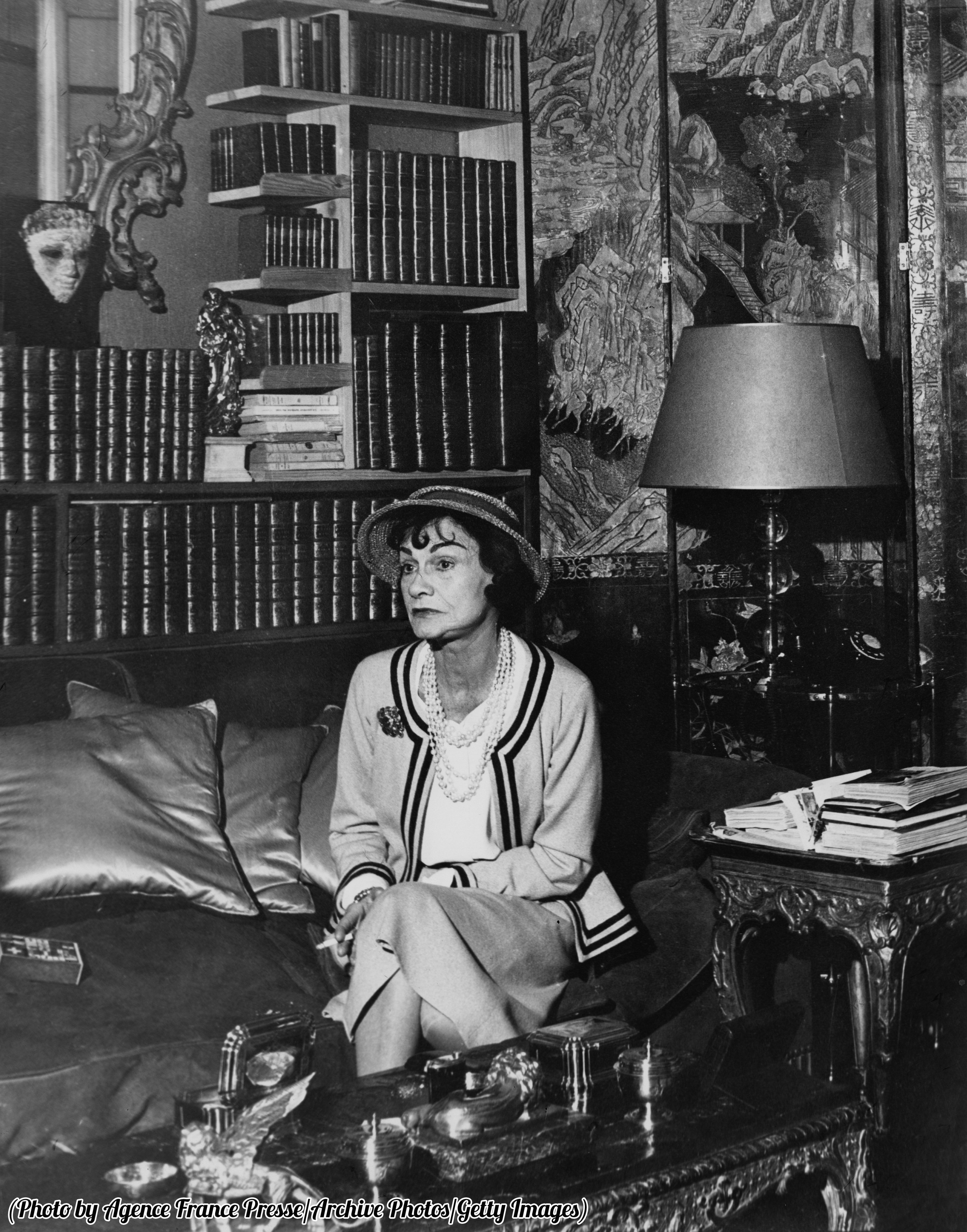 History Photographed X:ssä: Coco Chanel in her apartment at the