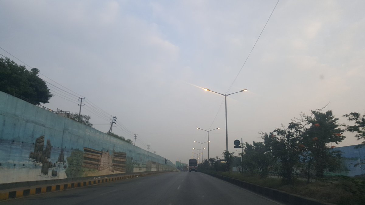 avinavb's tweet image. .@blrcitytraffic @CPBlr 7 am,one simple job to turnoff. 10+km Raj ring rd. Thr shudn't be any excuse to these workrs. A village can light up