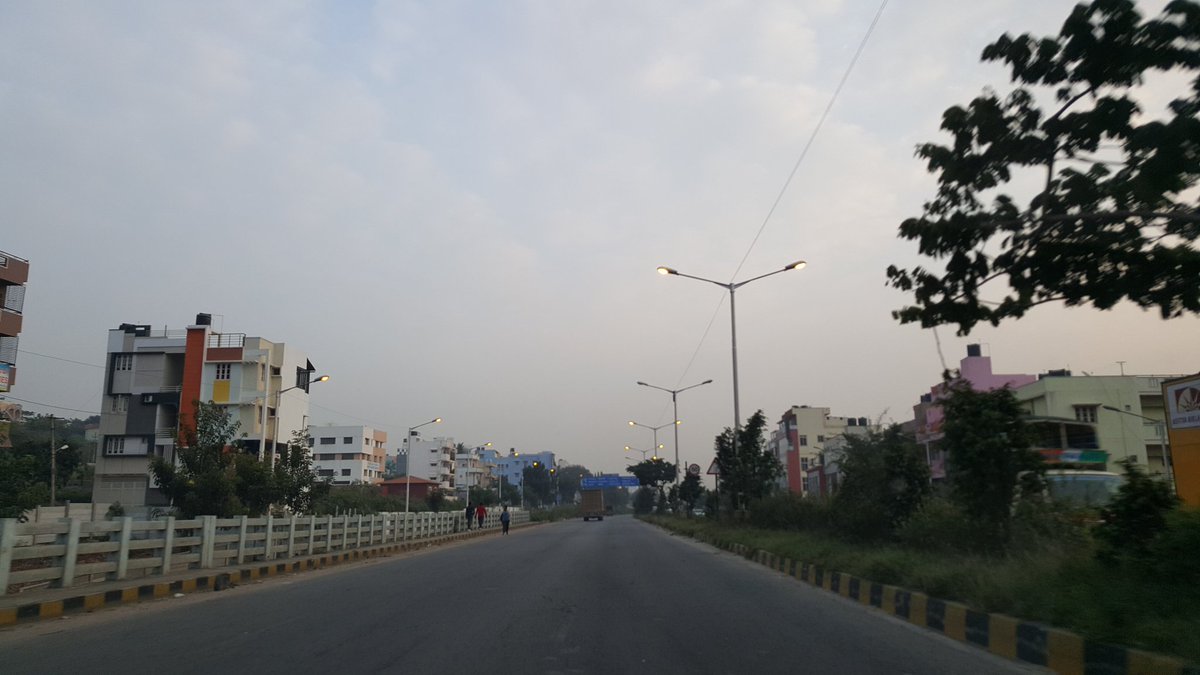 avinavb's tweet image. .@blrcitytraffic @CPBlr 7 am,one simple job to turnoff. 10+km Raj ring rd. Thr shudn't be any excuse to these workrs. A village can light up