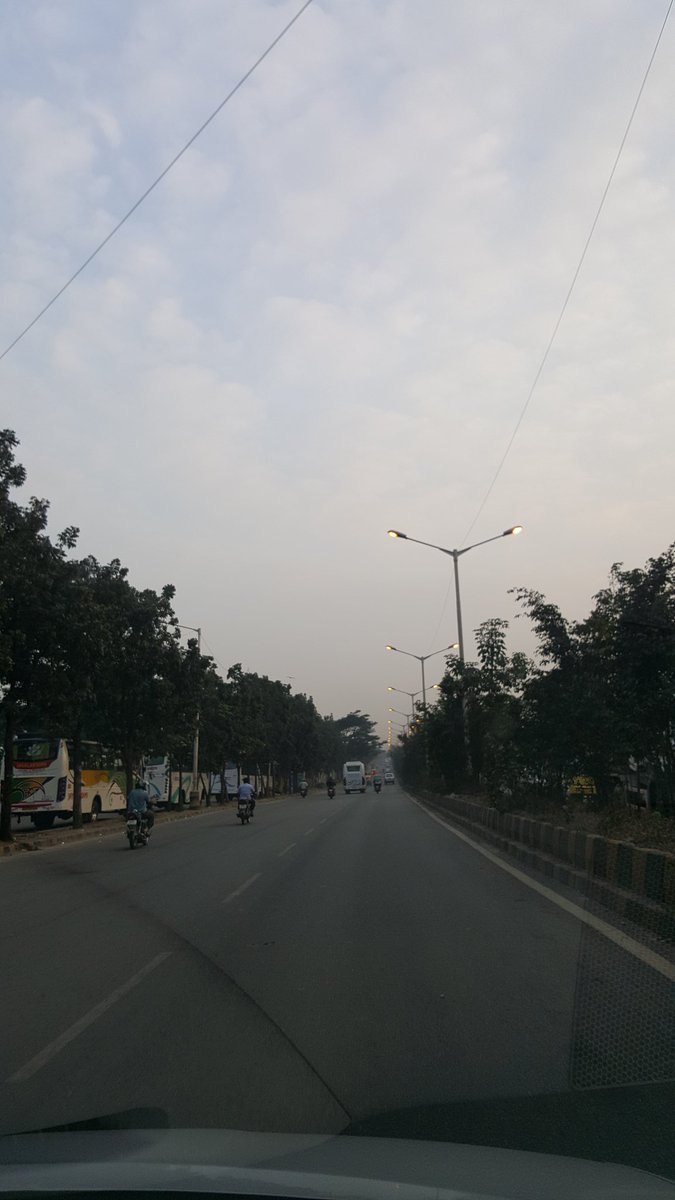 avinavb's tweet image. .@blrcitytraffic @CPBlr 7 am,one simple job to turnoff. 10+km Raj ring rd. Thr shudn't be any excuse to these workrs. A village can light up