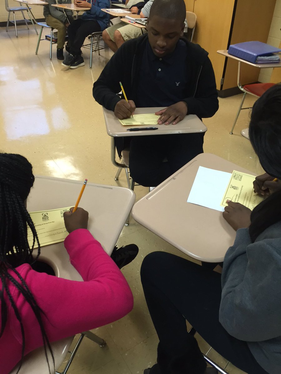 CounselorNbmp's tweet photo. Pledge signing at "THE BEND" #RedRibbonWeek @NeelysBendMP @MNPScounselors https://t.co/En12C3I5Zl