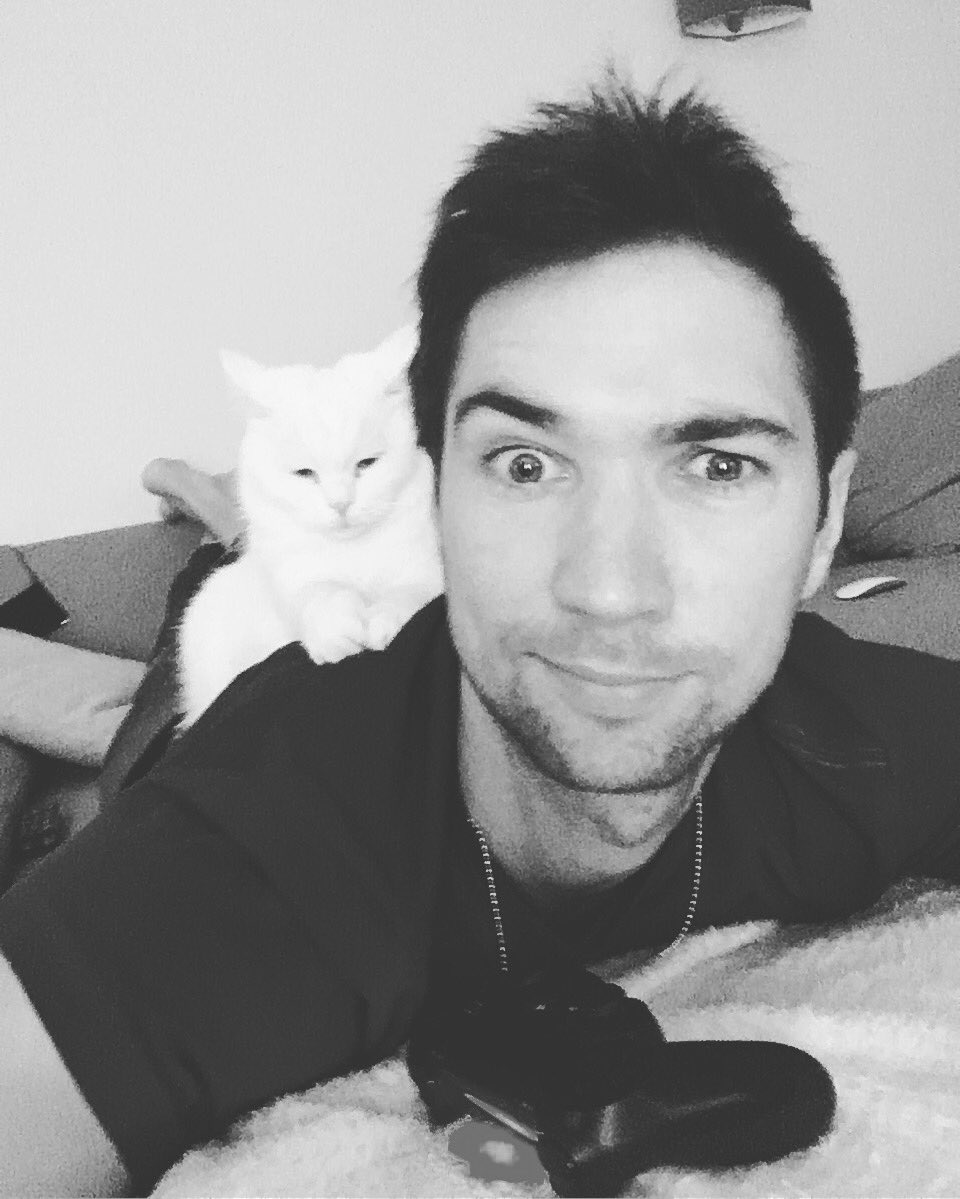 kevintillie's tweet image. PS4 and cuddles... 😻🎮 #princesscali #blesshercottonsocks #PS4 #nba2k #relaxtime