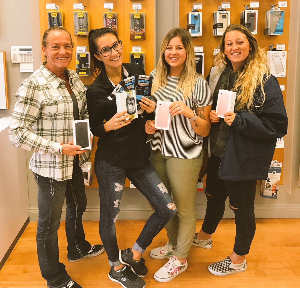 amanda_pompilio's tweet photo. SEE YA LATER VERIZON! 4 NEW from LBH!👋🏼 #HappyMonday @FrankMcCall1 @TyMehra @WL_News @wl_byoung @marceloclaure https://t.co/NAwWGHIkQG