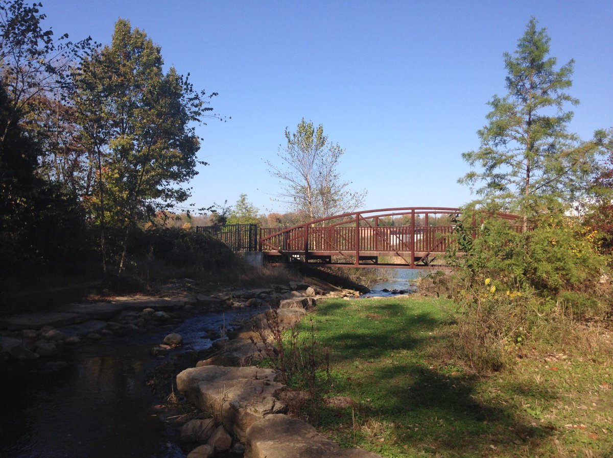 freeaudaciously's tweet photo. I never knew how beautiful Chesterfield's Central Park was! This is where the trail meets the path. #cmp2016 #autumn #nature https://t.co/kphGKrHSx6