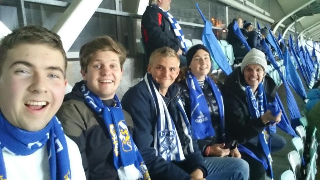 SimonFalk's tweet photo. Ett glatt gôtt gäng som såg när IFK Göteborg slog AIK med 1-0! Och det var första gången som Elin följde med #IFKGBG https://t.co/79s2xllZVZ