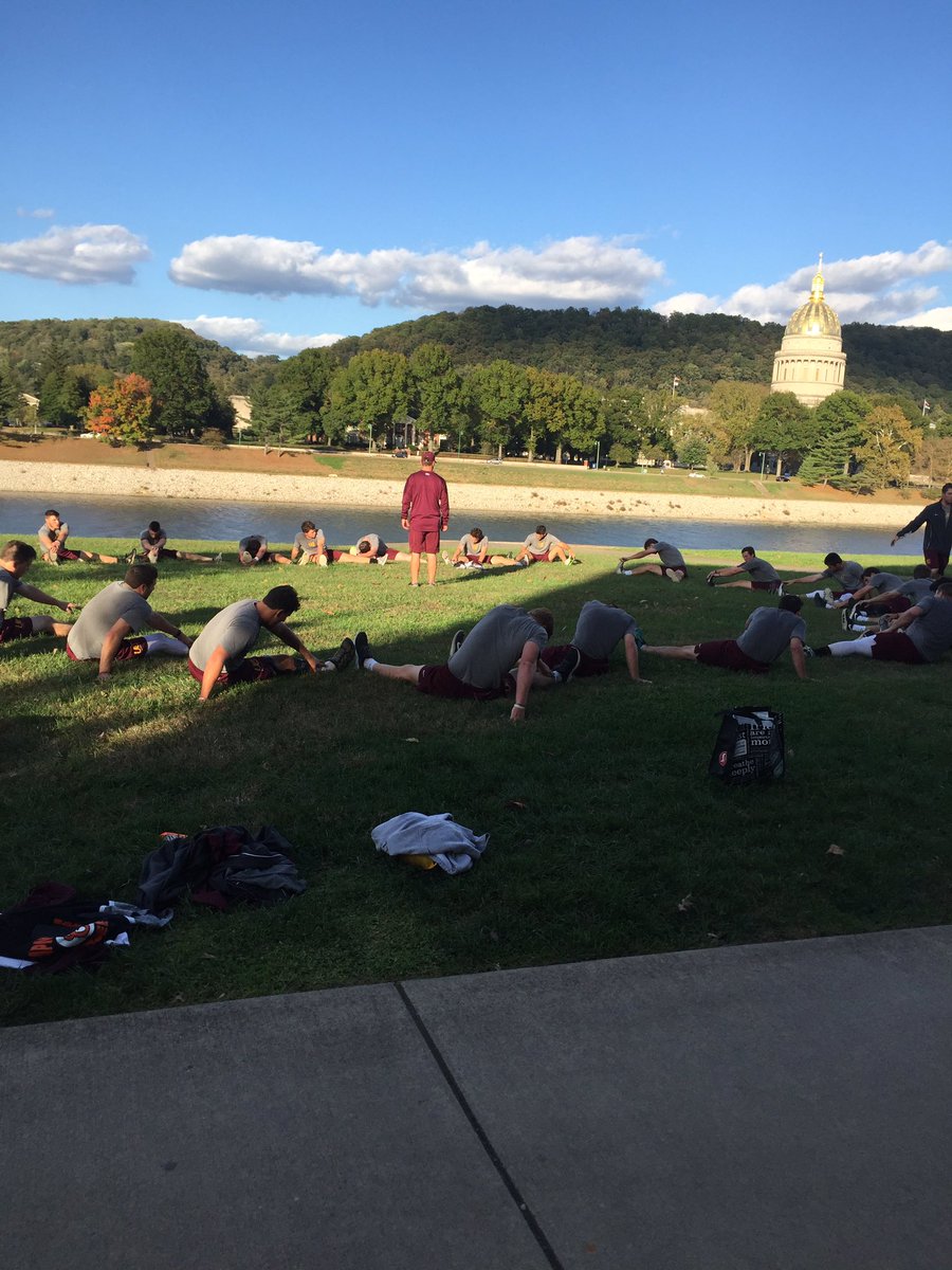 UCWV_Baseball's tweet photo. Post lift stretching on the front lawn. #BestViewintheMEC #GainTrain https://t.co/3ewhtfkAYQ