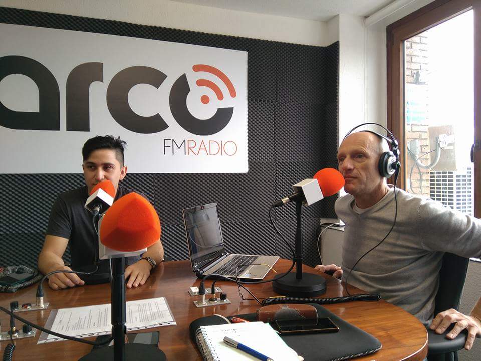 Pili y Mili en acción, en <a href="/ArcoFMCantabria/">ARCO FM Cantabria</a> ...Quién es quién? 😉 <a href="/CHUCHIGUERRA/">Chuchi Guerra</a> <a href="/KhinoValenzuela/">Guillermo Valenzuela</a>