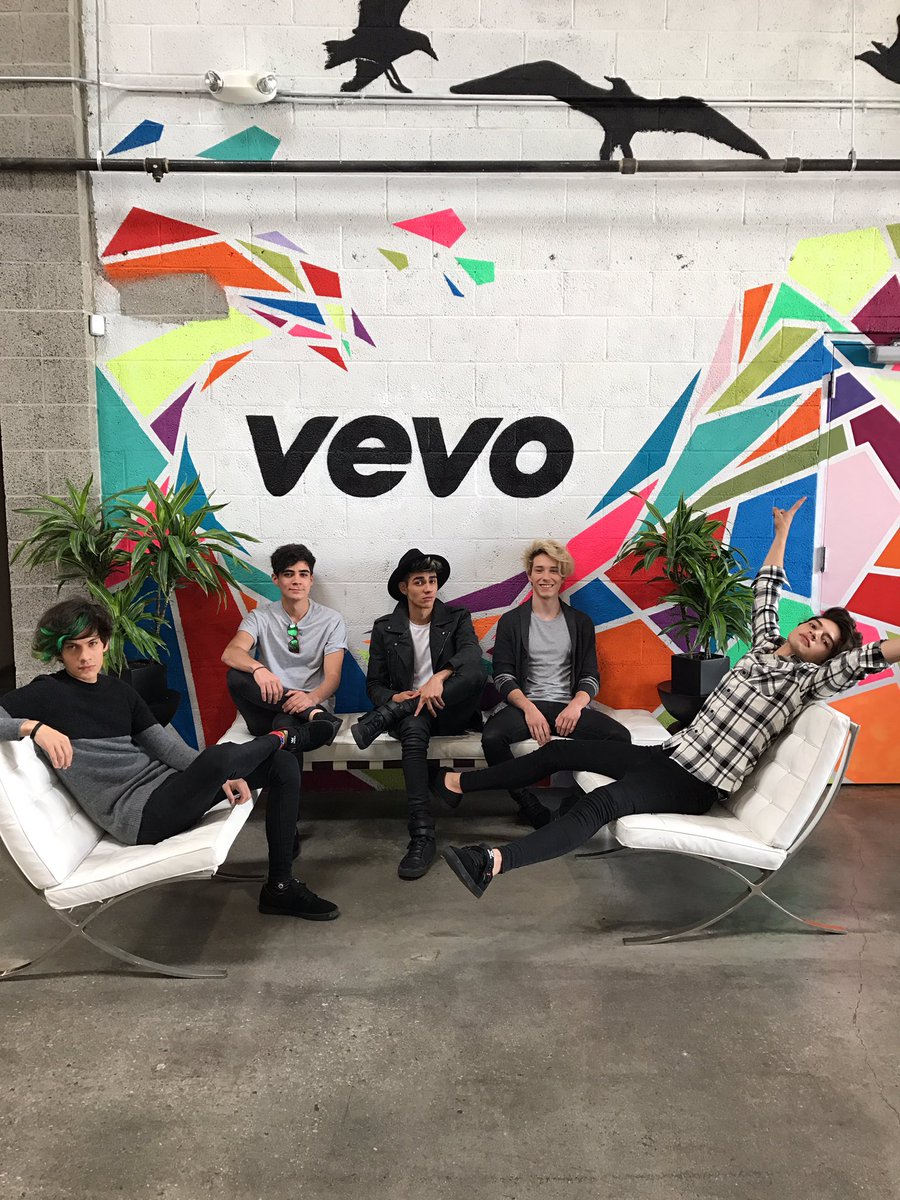 lorenacoder4211's tweet photo. @Vevo_MX @CD9 que hermoso se ben mis niños #CoderUSA #GetDumb #CD9Vevo #CD9Vevo #CD9Vevo #CD9Vevo los Amo mis muchachos https://t.co/Vn3vwWv6RG