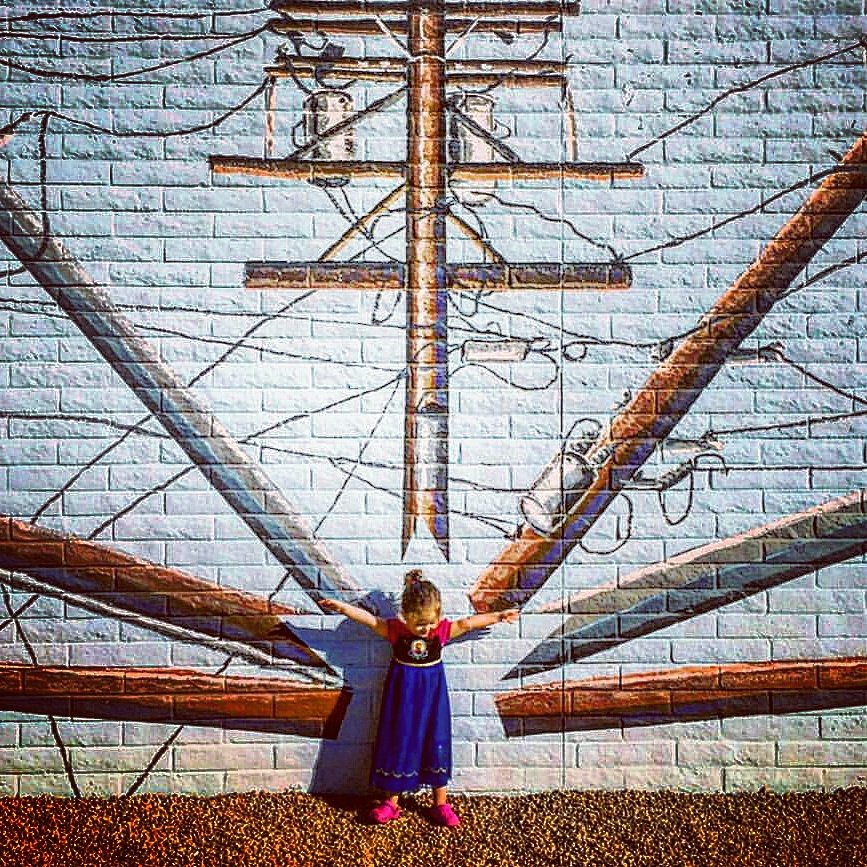 RooseveltRowCDC's tweet photo. #MondayMural: Embracing Monday like 🙆🌟// Artist: @lauraebest 📷: Lucian Arever #Rooseveltrow #Exploretherow #artallthetime https://t.co/NSsJPkgjdN