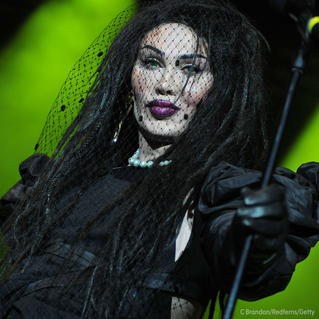 Pete Burns Lead Singer Of The 80s British New Wave Band Dead Or Alive 2008-dir-bg