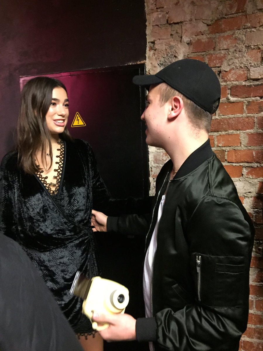 konsicantstop's tweet image. such a super cute babe with a super unique voice !!! already excited for you to come back @DUALIPA 💗💗💗