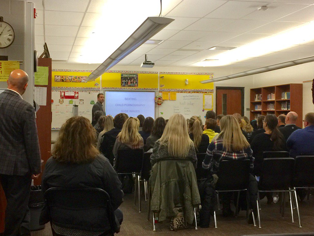 GuyBrown_HWDSB's tweet image. Full house here @GuyBrown_HWDSB with @pauldavisSNS #safetechuse