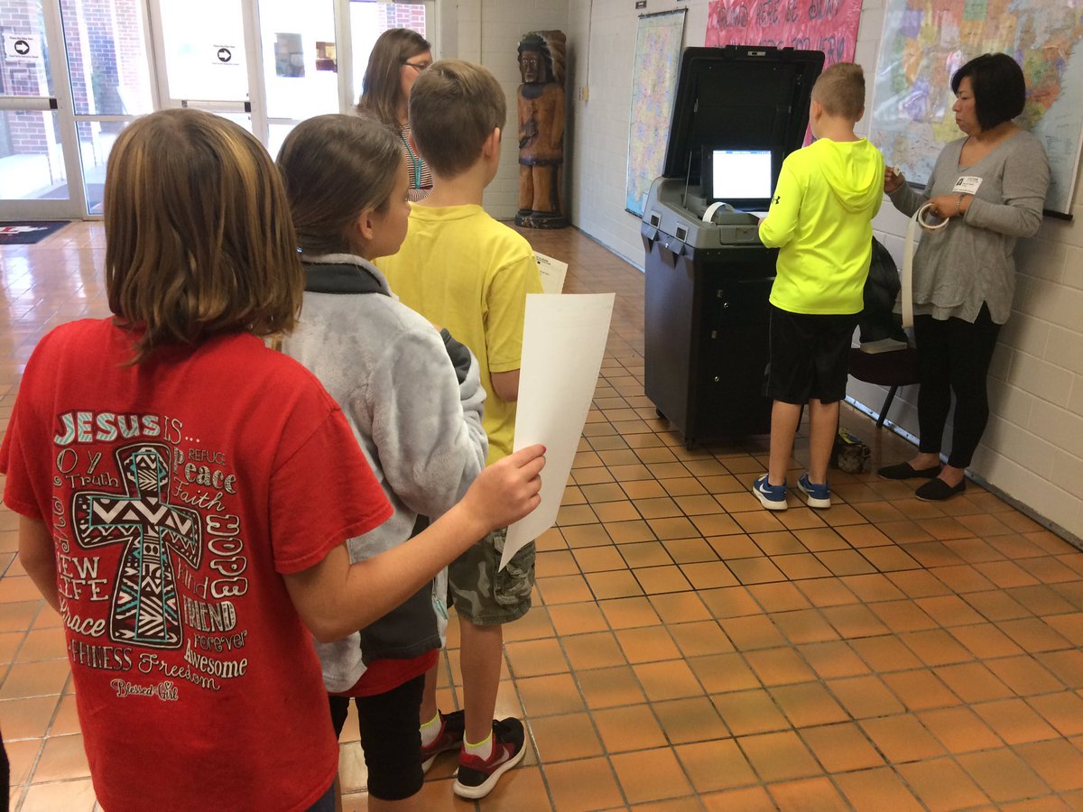 emily_trimble's tweet photo. Mock elections today 🇺🇸🇺🇸✅ the kiddos loved it! #kidsofamerica #UMedTech https://t.co/7E4EAcCUth