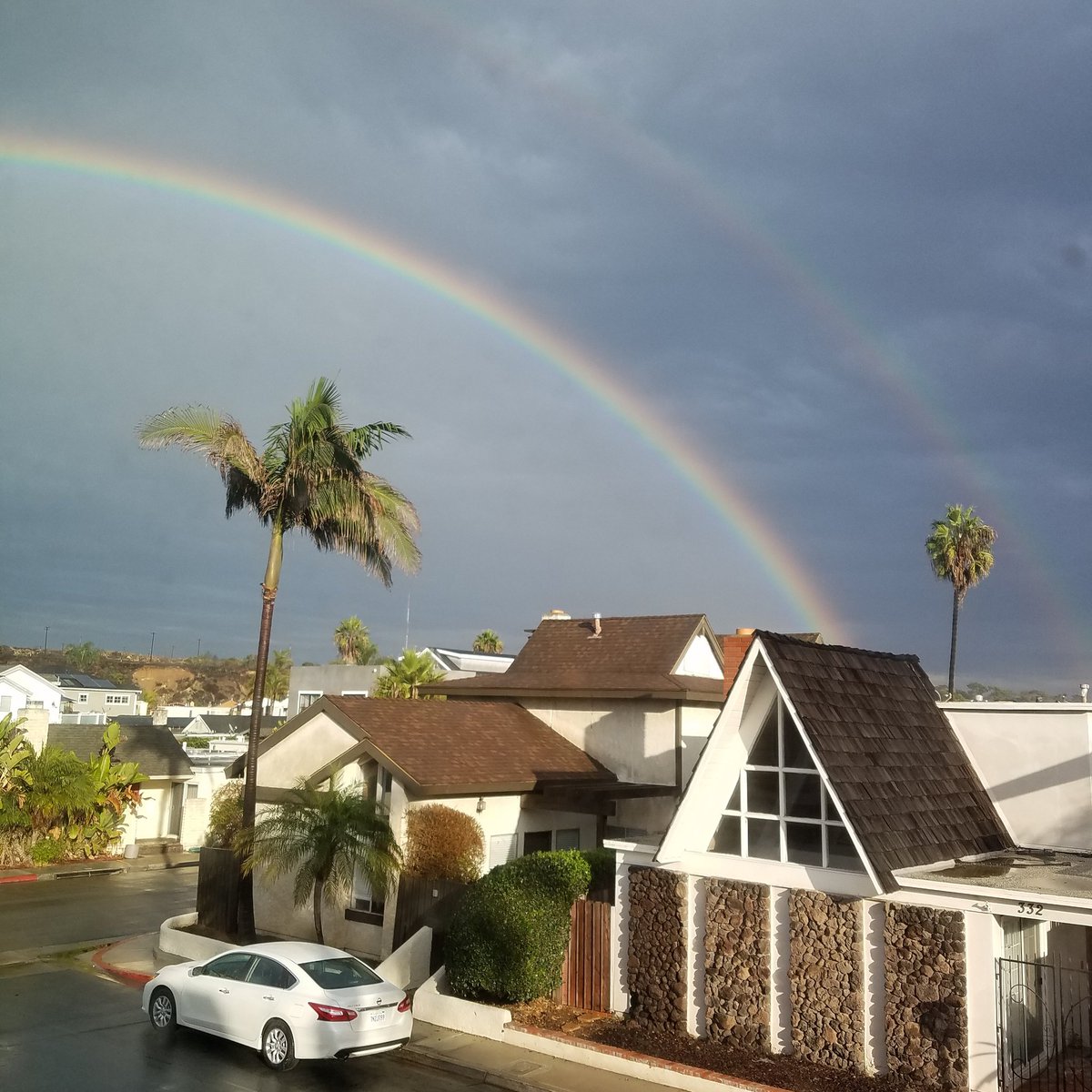Platjet1's tweet photo. Clouds cleared just fast enough for a quick little double #rainbowin #NewportBeach #NewportRiverJetty #Tower72 #surftime https://t.co/JEVlRa9TFh