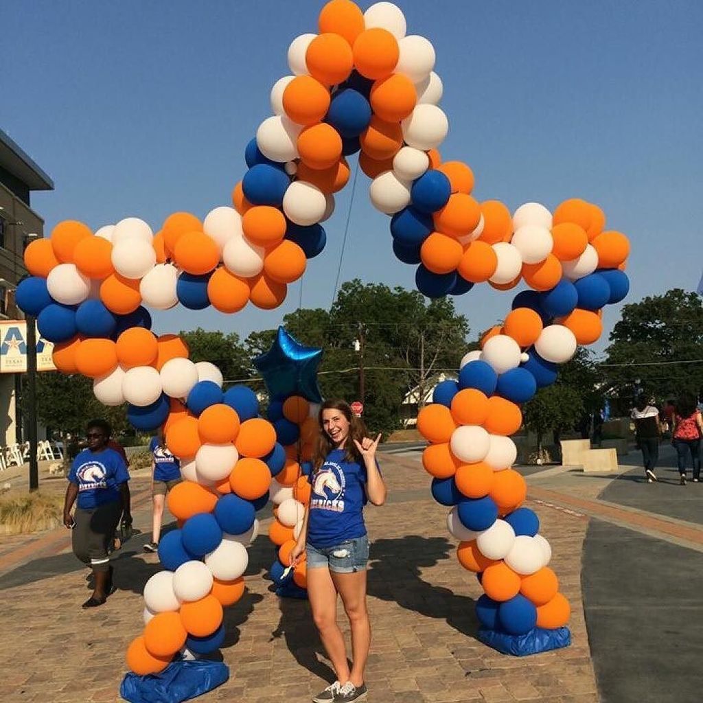 UTAOrientation's tweet photo. #MavOLCrushMonday - Meaghan is a Sophomore, Information Systems major. She says," My favorite thing about UTA is th… https://t.co/63o5eXrrJd