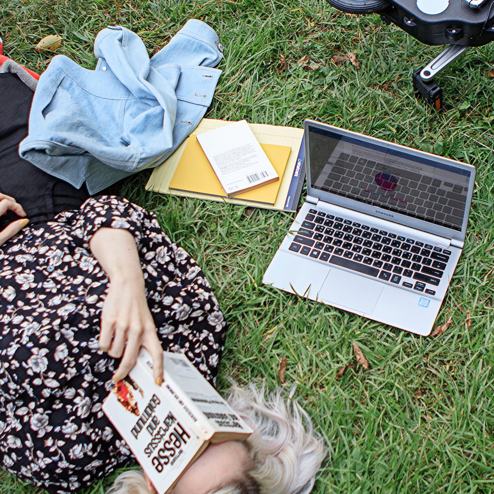 SamsungNotebook's tweet image. The #Notebook9 is ready to go wherever you want to study. #SamsungNotebook #durability #outdoormode