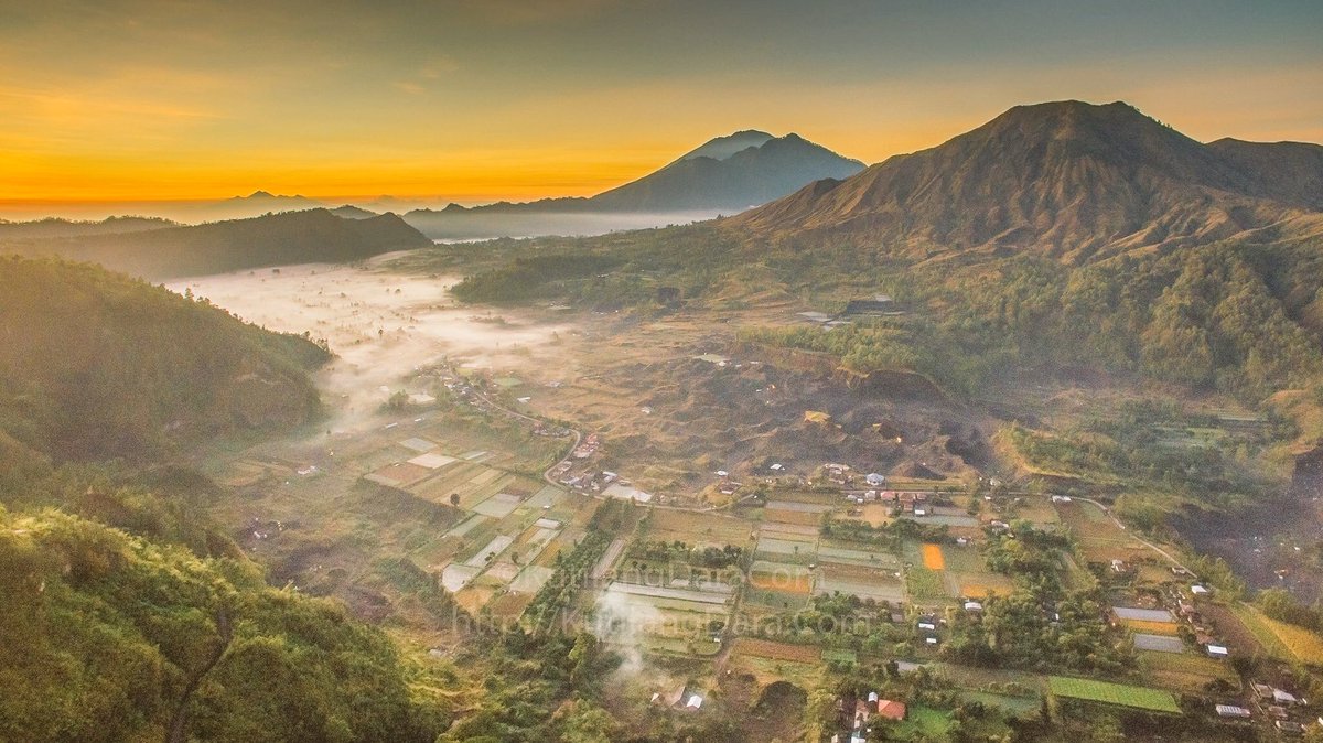 I hope your morning is as bright as your smile.

Good morning #WonderfulIndonesia , Have a lucky day! #morning  #aerial #fotoudara #travel