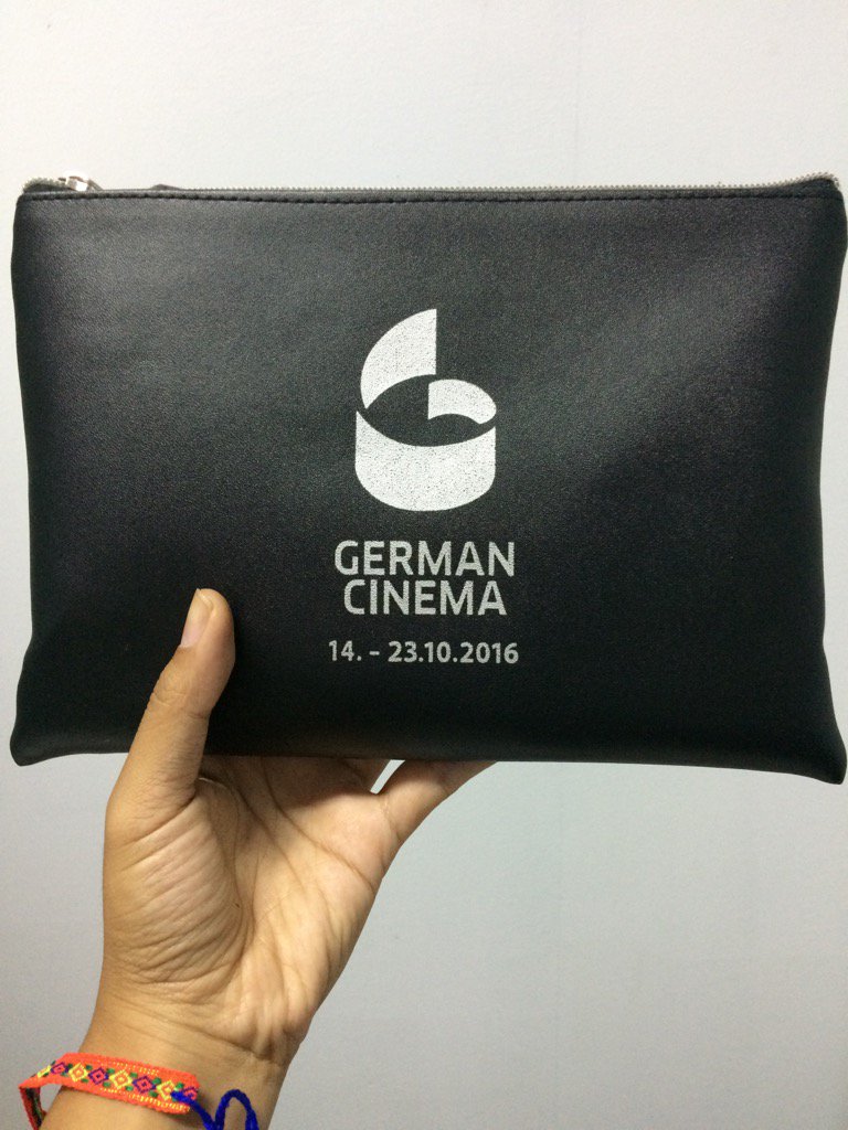 Pouch baru, hadiah dari <a href="/GI_Indonesien/">Goethe-Institut ID</a> dan <a href="/kinetimur/">Kine Timur</a> karena nonton German Cinema 3 hari berturut-turut. Danke! 😁