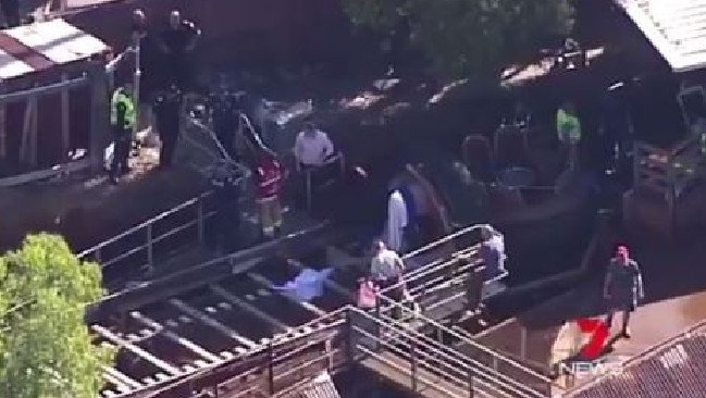 BREAKING: Four people are dead trapped under a conveyer belt on a ride at #Dreamworld on the #GoldCoast. trib.al/vY0cNYz