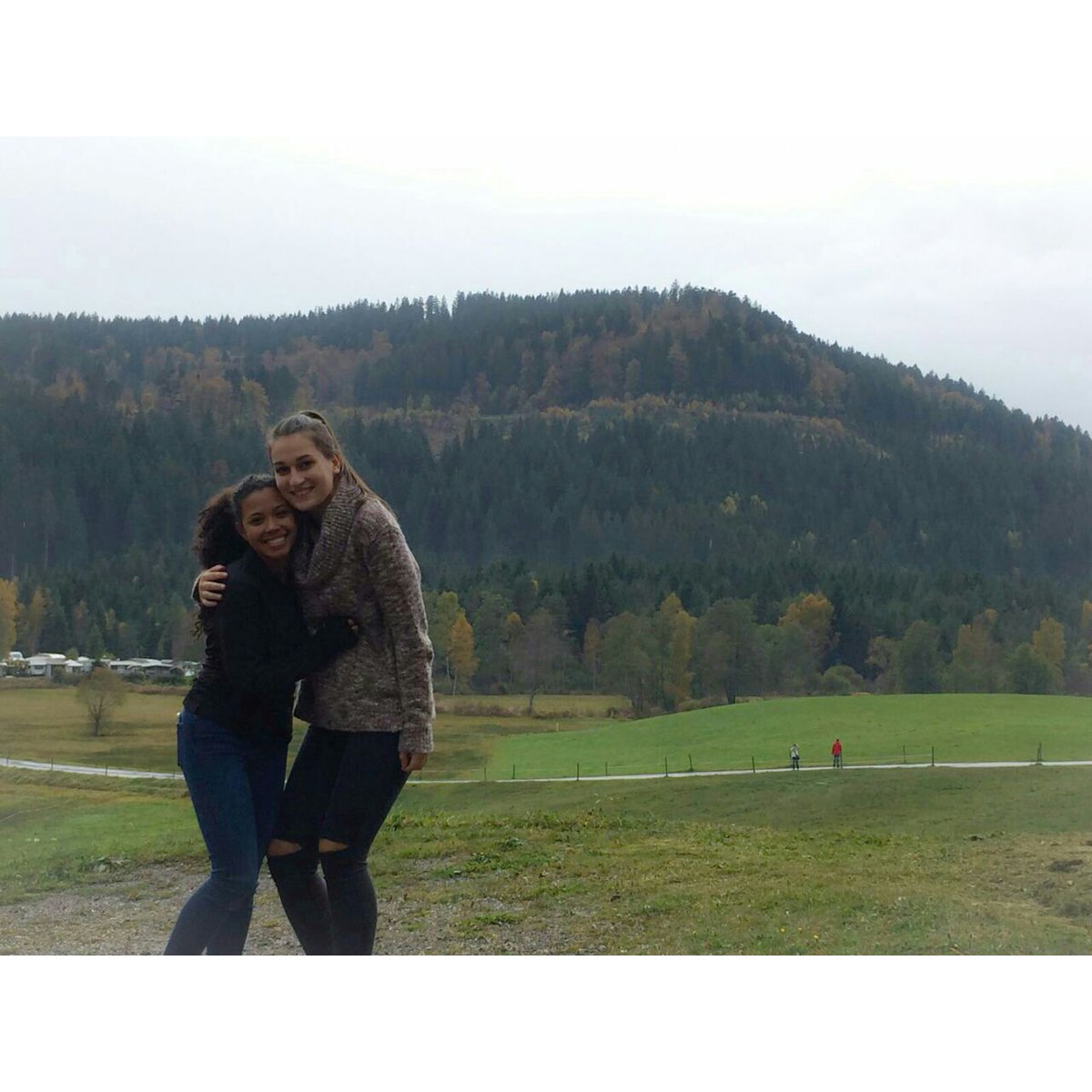 ambar_ser29's tweet photo. Disfrutando del otoño alemán y de las maravillas del Black Forest, lugar de inspiración para el cuento de Hantzel y Gretel. https://t.co/2vJm2kvVal