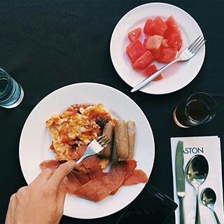 Shavicka_bella's tweet photo. Breakfast time #astonpluithotel #hotelier #frontlier 25/10/16 https://t.co/9pSoXRUVcE