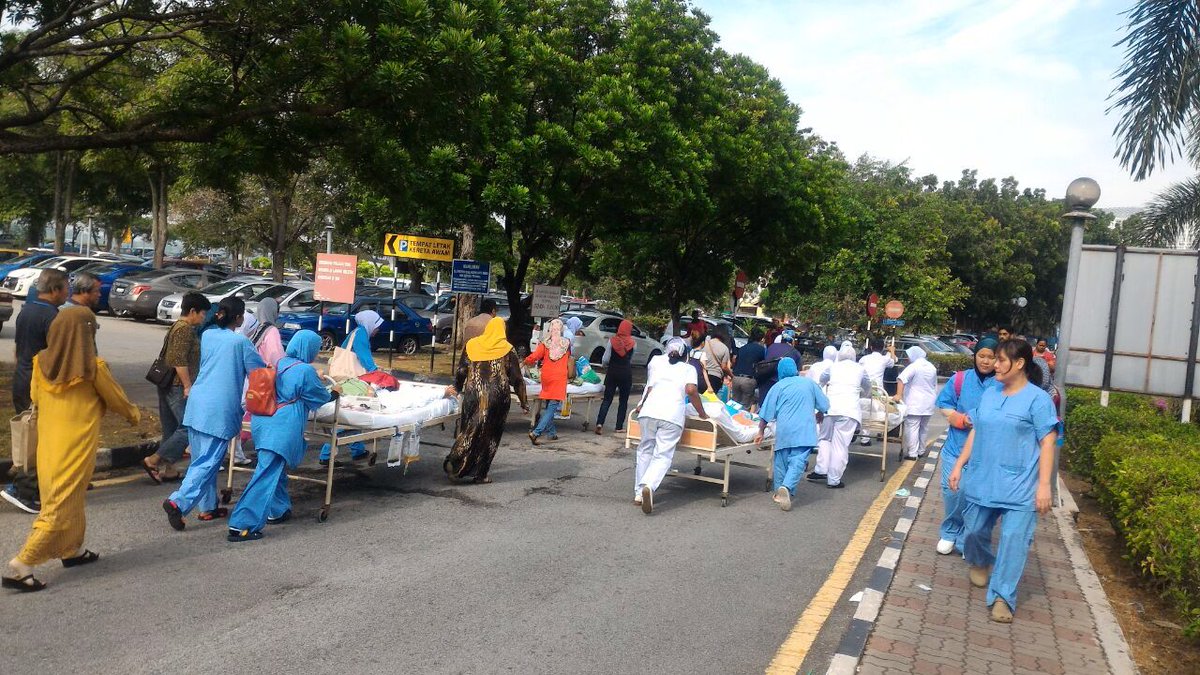 bharianmy's tweet photo. KEBAKARAN di tingkat 2 Unit Rawatan Rapi (ICU) Hospital Sultanah Aminah (HSA) pagi ini. - Foto Azren Jamaludin https://t.co/omRTK3lBPf