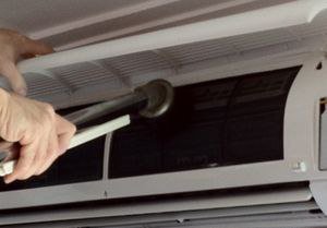 кондиционер. почему после кондиционера. демонтаж внутреннего блока кондиционера. человек с кондиционером. чистка сплит систем.