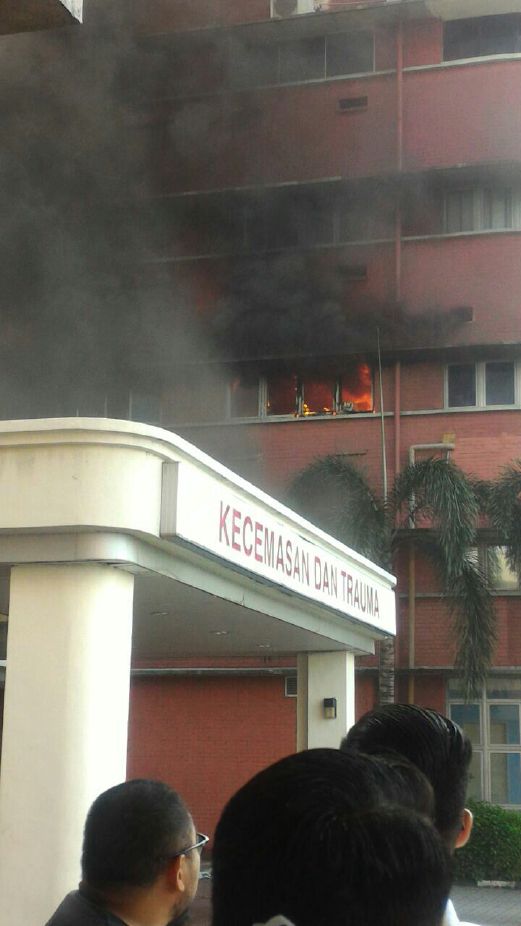 NST_Online's tweet photo. #Fire erupts at #JB's Sultanah Aminah #hospital, hundreds evacuated
https://t.co/eRpspHIFZk https://t.co/I4dnSCPqtz
