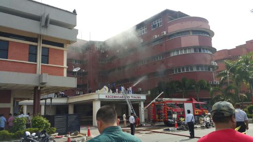 NST_Online's tweet photo. #Fire erupts at #JB's Sultanah Aminah #hospital, hundreds evacuated
https://t.co/eRpspHIFZk https://t.co/I4dnSCPqtz