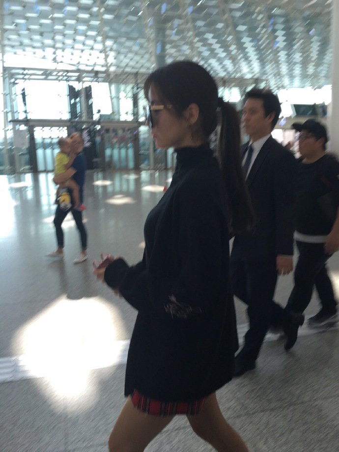 [PIC][25-10-2016]Yuri và SeoHyun trở về Hàn Quốc vào hôm nay CvlUPHTVMAA6tf_