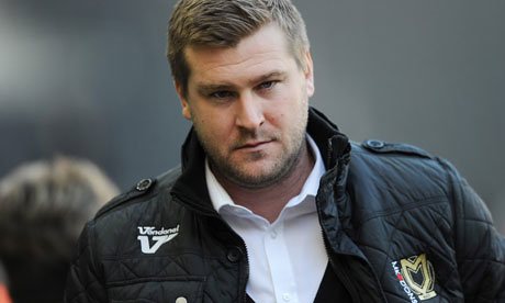 papantengah's tweet photo. #SACKED : Karl Robinson resmi bercerai dengan #mkdons usai bertemu dengan pemilik klub Pete Winkleman pada hari minggu #MedioTransfer https://t.co/hgjerdFfXP
