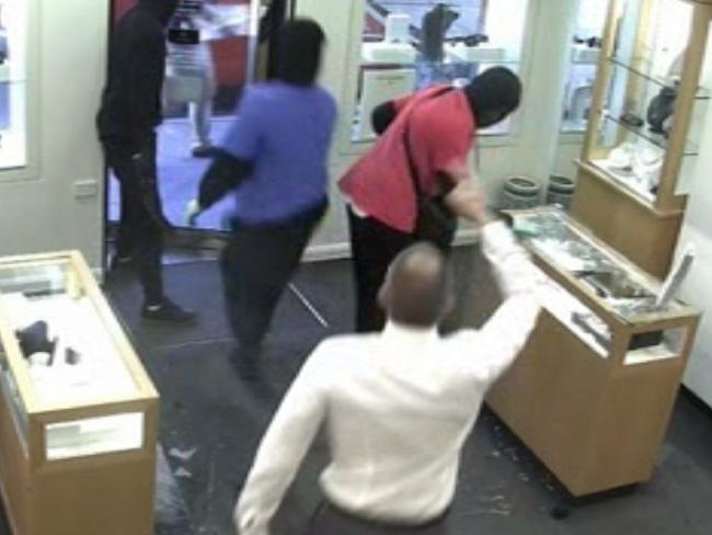 VIDEO: Incredible moment a jewellery store manager fights off machete-wielding bandits in Toorak trib.al/EZG2w4w