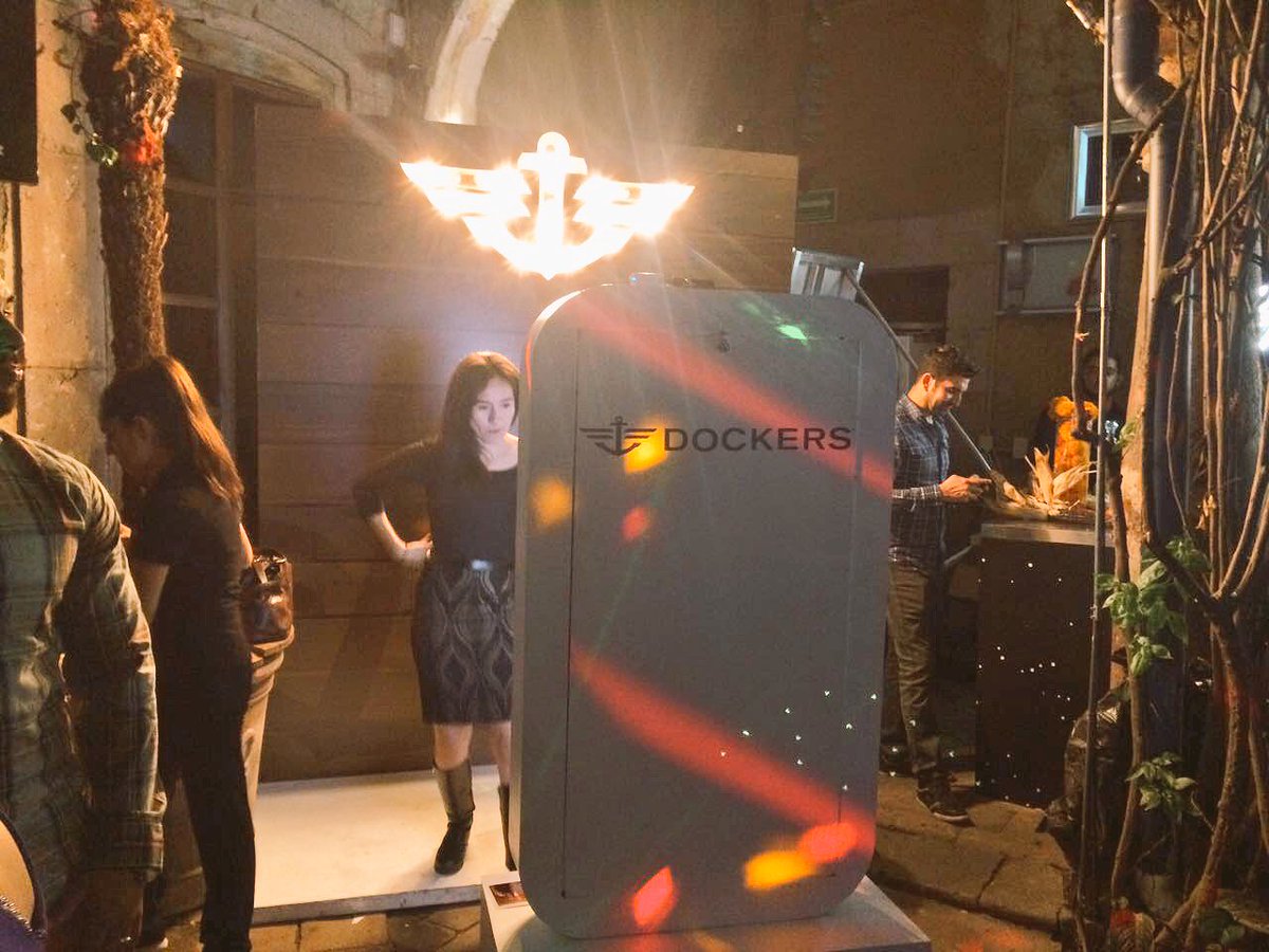 DockersMX's tweet image. ¡Estamos en la fiesta de @Ambulante en el #FICM2016! Si estás aquí, no olvides pasar a nuestro Photo Booth 📽🎞 #DockersMX