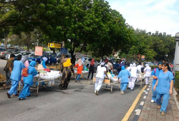 501Awani's tweet photo. #AWANInews Six ICU patients die in fire at Johor's Sultanah Aminah Hospital https://t.co/77PzDWFNLN via @501awani https://t.co/9PRNXKirkf