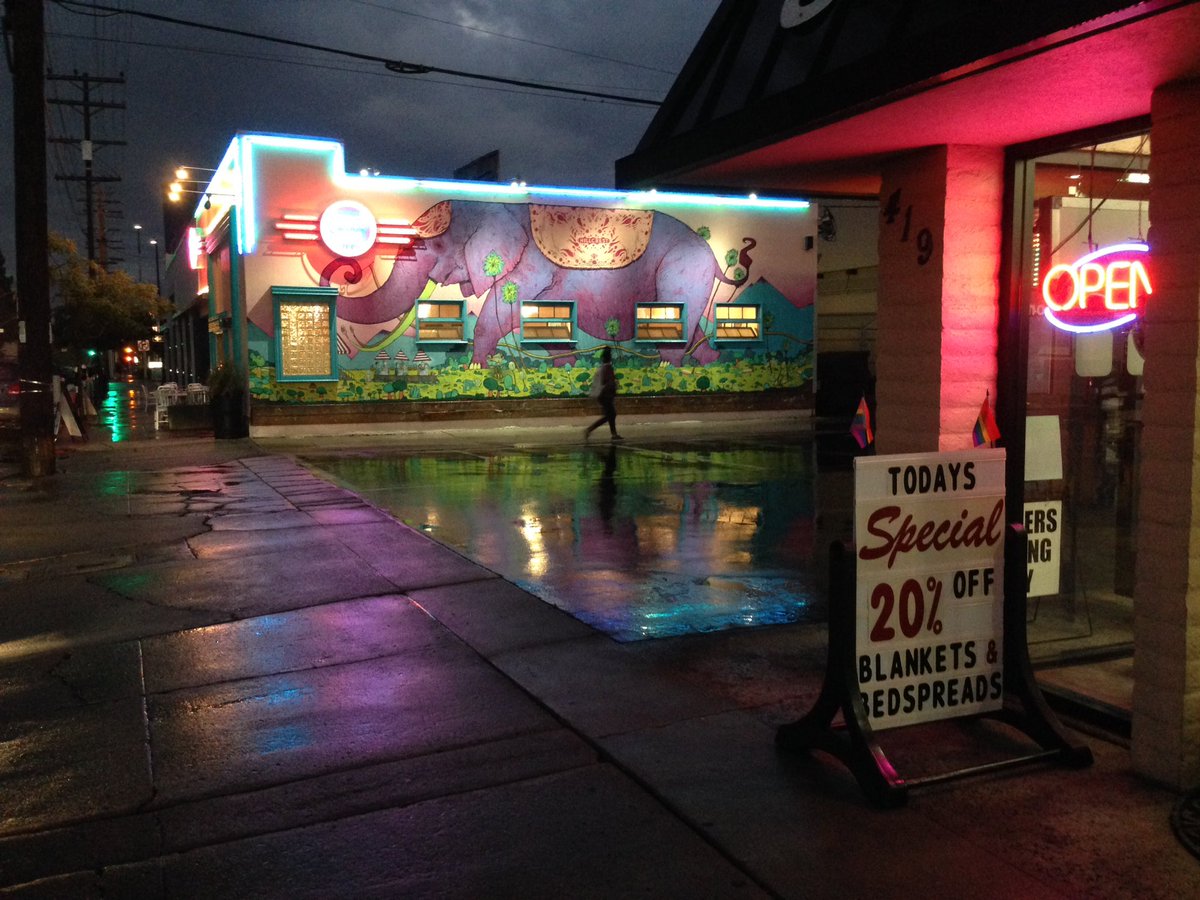 PeggyPeattie's tweet photo. First rain of the season in SD #CrestCafe #Hillcrest @sdutPhotography https://t.co/PfGSmUfyMa