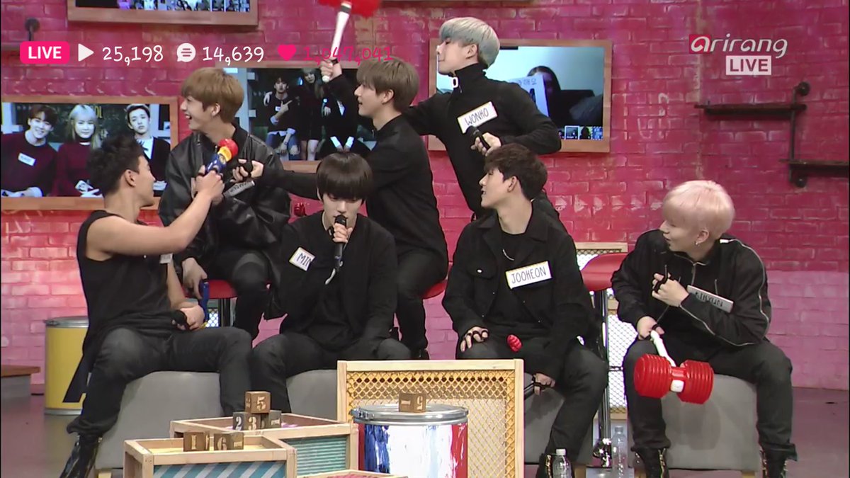 HyungWonTH's tweet photo. [CAP] 161025 V App : ASC LIVE Ep.235 with #MONSTA_X (#몬스타엑스) #HYUNGWON #형원 😶😝 https://t.co/20gMeSrsn1