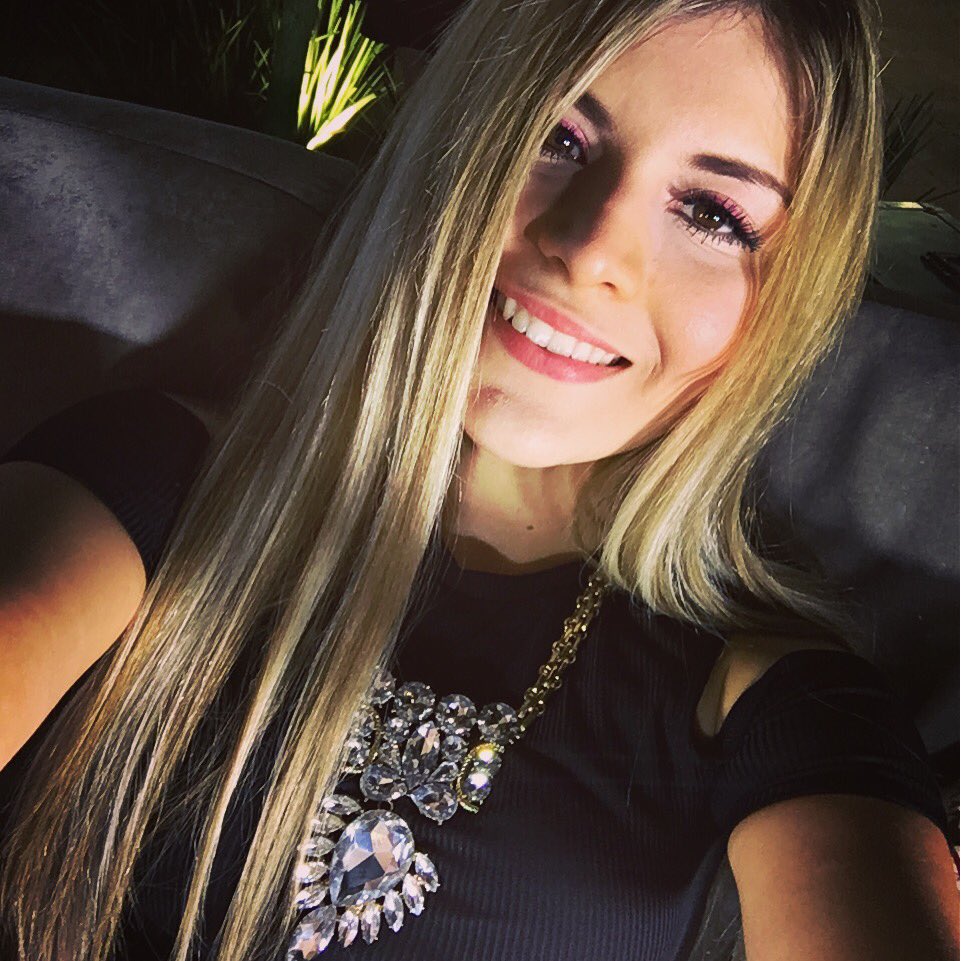madeeleynA's tweet photo. RT SI VEZ #EsShow ?😬los amooooo ! A todos los leo!! https://t.co/FrEsnhp2mG