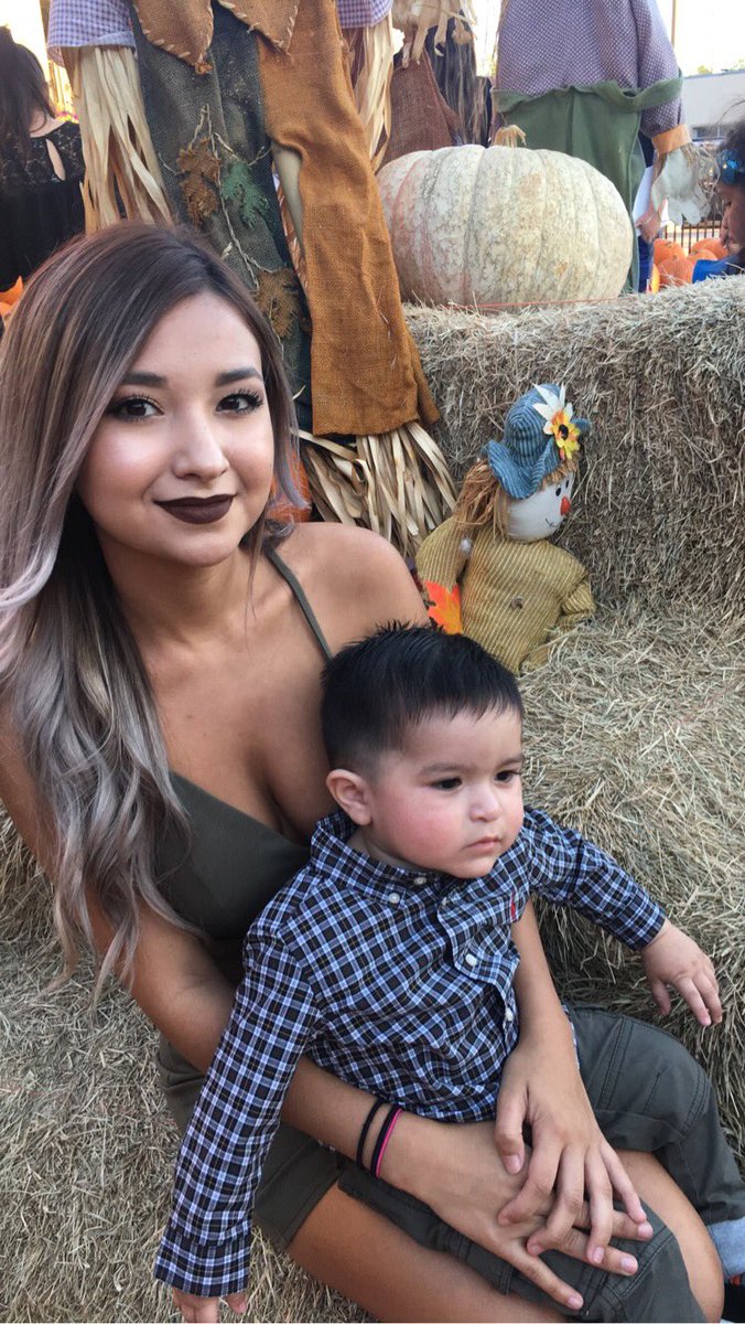 ClaireEstelle1's tweet photo. #PumpkinPatch2016 #AuntiesFav 🍂🎃 https://t.co/0mgwDaSAXV