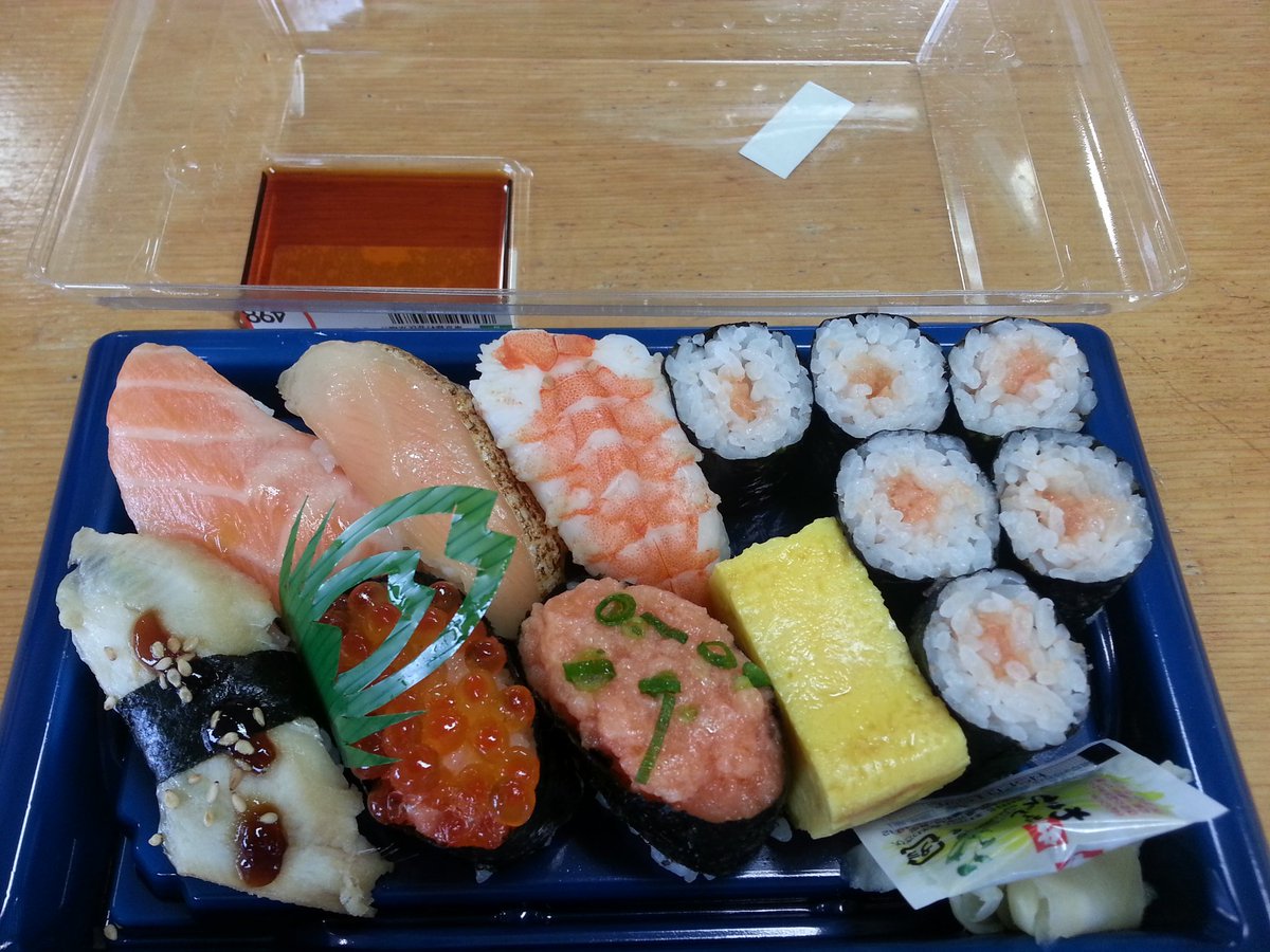 サミットストア公式 Twitter Da お寿司を久々に食べたら トレーの ふた が使いやすくなってました 今まではふたに醤油を入れると ふたいっぱいに醤油が広がっていたのが 醤油用の仕切りに入れると 広がりません お寿司は サーモンといくらの親子寿司盛り合せ
