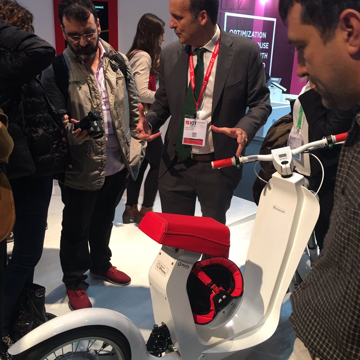 jsalinaswork's tweet photo. Interesante visita al #IOTWC16 con @jvorenga y @BarbaneroJavier #connectedcar #smartcooler #connectedhome #smartcity https://t.co/8yyQlT2KaV