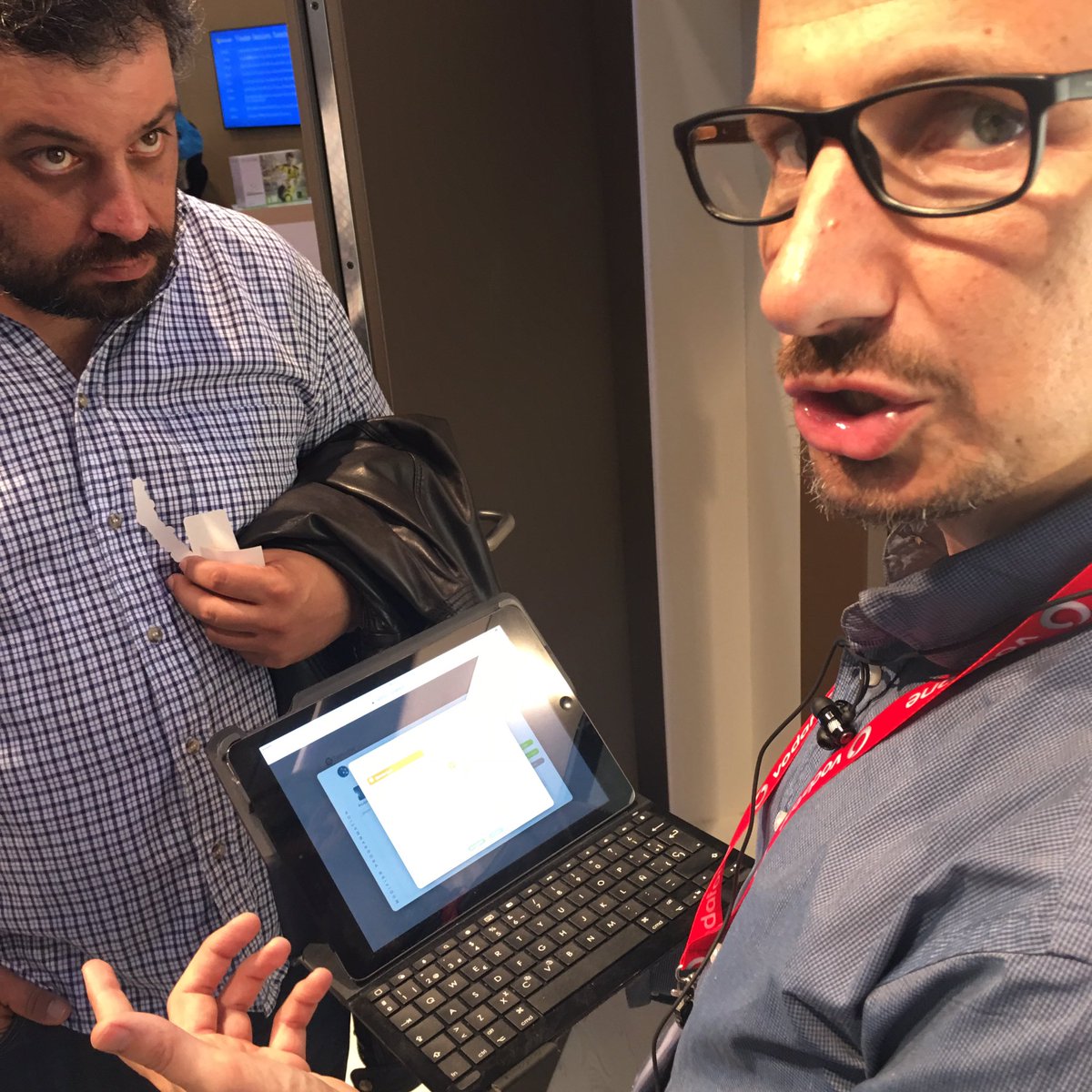 jsalinaswork's tweet photo. Interesante visita al #IOTWC16 con @jvorenga y @BarbaneroJavier #connectedcar #smartcooler #connectedhome #smartcity https://t.co/8yyQlT2KaV