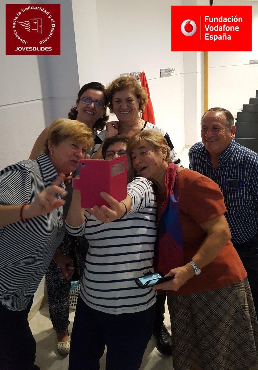 andreu_torti's tweet photo. Los mayores de #Benigànim se lo pasan en grande con los selfies en el curso de #mayoresmovilizados !! preparados para ser #mayoresconectados https://t.co/VjBVG0XucZ