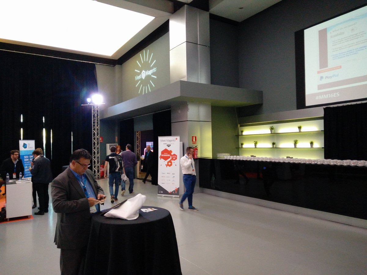 omitsis's tweet photo. Qué alegría estar en #mm16es y encontrarnos a nuestros amigos de @Animalear_web en la mesa redonda :) https://t.co/bFgn55XWMf