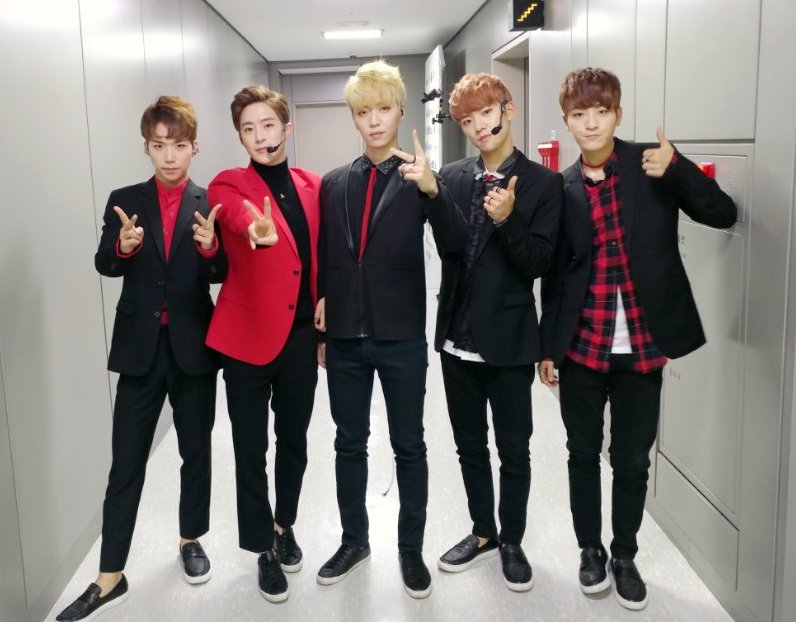 TOP_100PERCENT's tweet photo. 잠시 후 오후 8시 SBSMTV #더쇼 에서 #백퍼센트 의 #지독하게 무대가 시작됩니다! 많은 시청바랍니다. https://t.co/DpaaiWv1gI